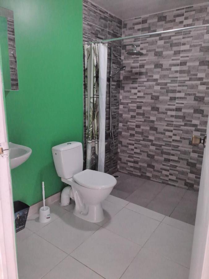 Hostel Laure Hebergement Loue Des Lits En Dortoir Faaa Exteriér fotografie